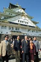 Former Taiwan leader Lee visits Osaka Castle